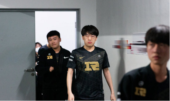 球员们之间 球员们之间